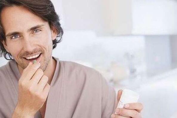 Um homem leva a droga para aumentar um membro