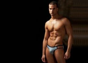 homem de short com tamanho de pênis aumentado