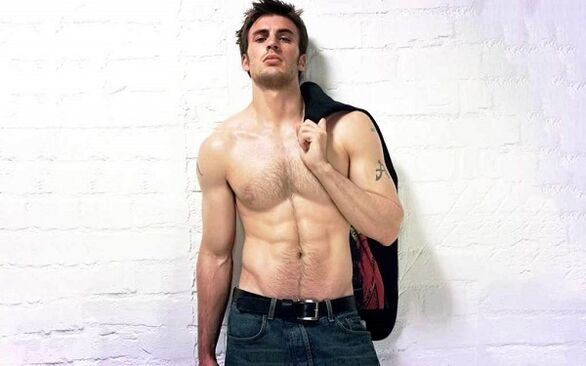 homem sexy com pênis aumentado