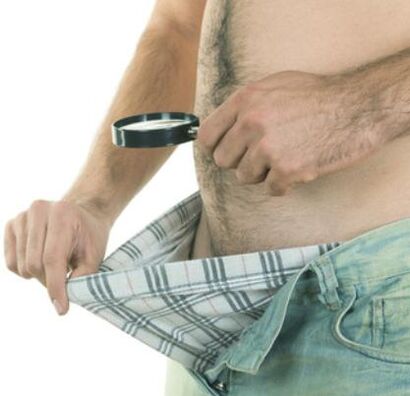 um homem examina seu pênis e quer aumentá-lo