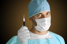 Cirurgião realizando cirurgia de aumento do pênis por motivos médicos